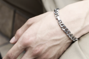 5 Model Gelang Emas Putih Pria yang Sedang Tren 2